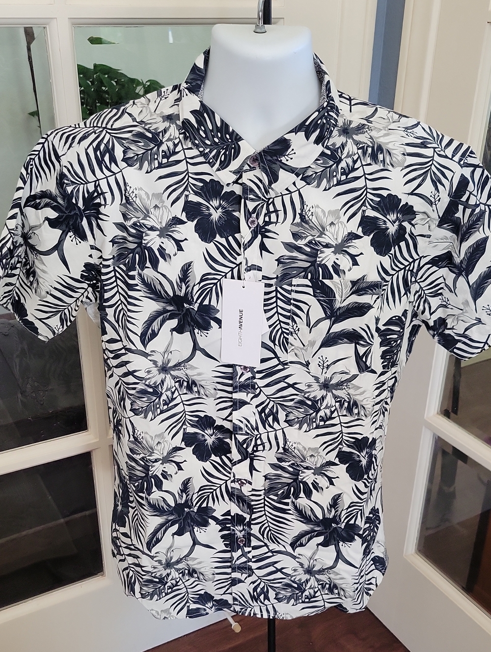 NWT -- EIGHTH AVENUE Tropical Floral Button-Down Short-Sleeve Shirt | Size: L